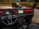 Салон Jeep Wrangler 2018 сочетает в себе традиционный стиль с новыми решениями.