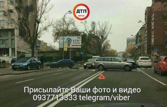 В Киеве столкнулись автомобили Volkswagen и Chevrolet