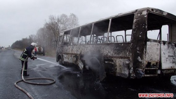 Вблизи Житомира сгорел ритуальный автобус, который вез похоронную процессию