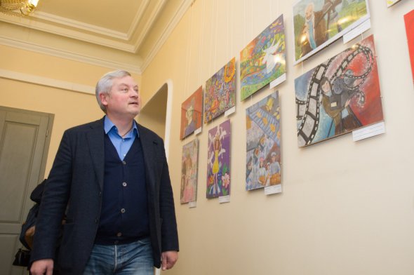 Игорь Янковский осматривает выставку в Минкультуры