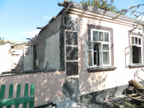 Будинок Степана Грушицького завалився і згорів внаслідок попадання боєприпасу. Його родині теж не купили житло 