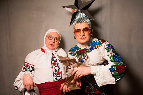 Андрей Данилко (справа) и Инна Белоконь в сценическом образе Верки Сердючки и ее мамы