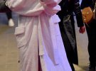 Английская певица Рита Ора решила одеть белый халат