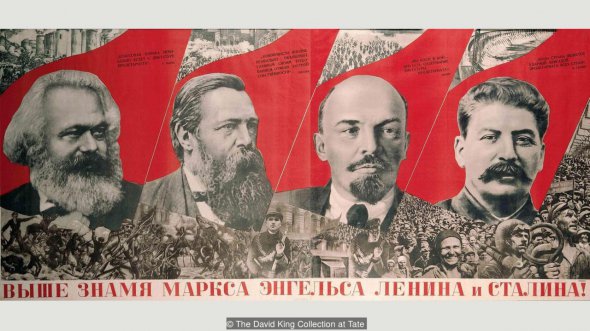 Поднимите Знамя Маркса, Энгельса, Ленина и Сталина! (1933) Клюциса, который был арестован по ложным обвинениям и казнен в 1938 году ("Кредит: коллекция Дэвида Кинга в Тейте")