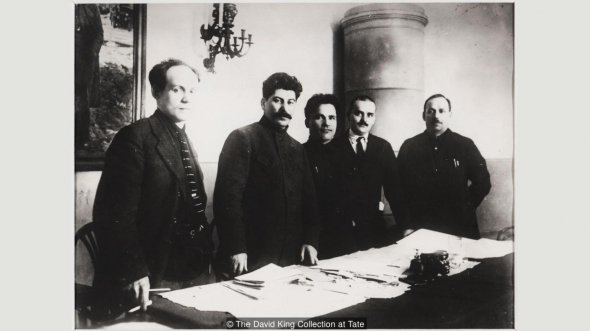 Фото 1926 года, является частью группы, которая является одним из самых известных образцов сталинской фотографической ретуши ("Кредит: коллекция Дэвида Кинга в Тейте")