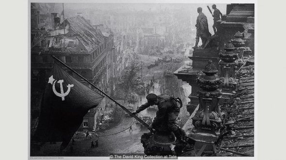 Євген Халдей маніпулював своїм фото радянських воїнів, які підняли червоний прапор над Рейхстагом (1945), щоб приховати розграбування солдатів (Кредит: Колекція Давида Кінга в Тейт)