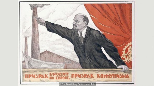 Привид - шалена Європа, Привид комунізму (1924) Валентина Щербакова показує позу, в якій Ленін часто зображувався (Credit: The Collection of David King у Tate)