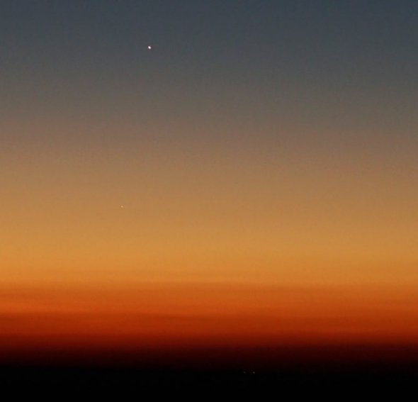 13 ноября, в 6 утра по киевскому времени все могли наблюдать уникальное явление - слияние двух самых ярких планет: Венеры и Юпитера. Ученые эту встречу небесных тел называют еще парадом планет