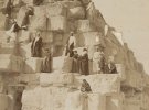 Европейские туристы на пирамиде