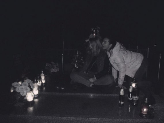 Трое 15-летних школьниц устроили вечеринку на кладбище с танцами, спиртным и сигаретами
