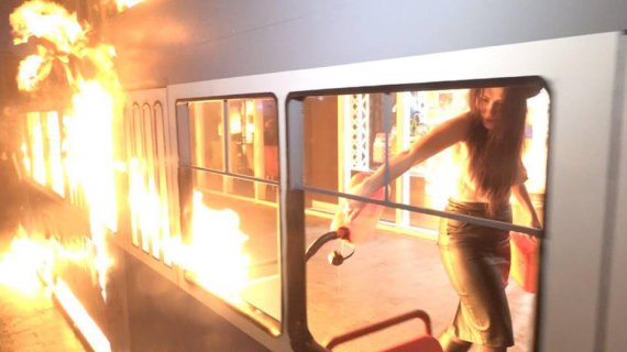 обнаженные девушки Femen подожгли трамвай возле магазина Рошен