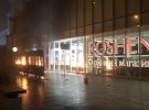 оголені дівчата Femen підпалили трамвай біля магазину Рошен 