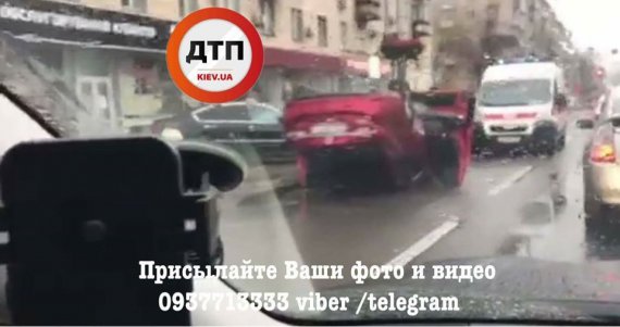 Авто Mazda внаслідок зіткнення з Opel перекинувся на дах
