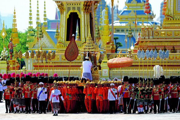 Прах короля Таїланду Пхуміпона Адульядета несуть із крематорію у комплекс, який звели в центрі Бангкока. Похорон відбувся 27 жовтня 2017-го після річного трауру за монархом