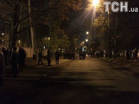 У Києві посеред скверу сталася бійка між місцевими жителями й тітушками