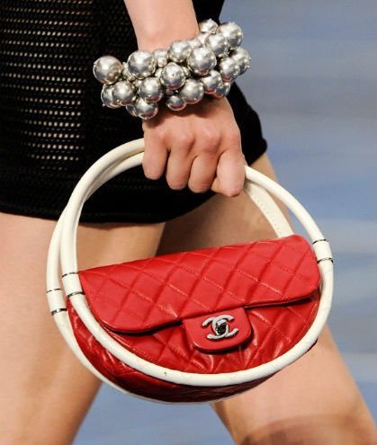 Chanel випустив і міні-версію такої сумки