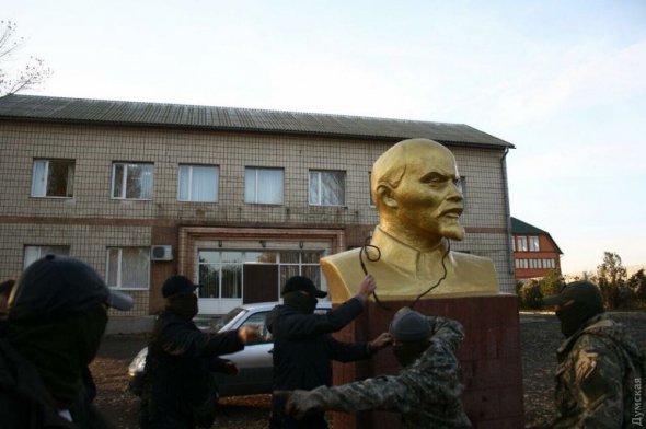 Бюст Леніна зняли в селі Шабо