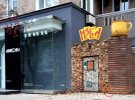 Безлюдная улица Артема в Донецке с закрытыми магазинами