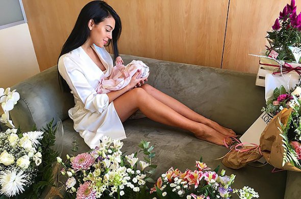 Девушка Криштиану Роналду Джорджина Родригес опубликовала в соцсети первый снимок их новорожденной дочери