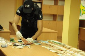Правоохранители разоблачили во взяточничестве заведующего одного из районных секторов и главного специалиста городского подразделения миграционной службы в Волынской области.