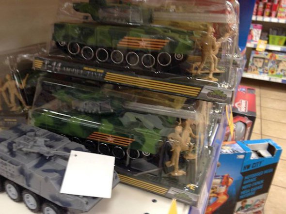 У супермаркеті "Сільпо" продавали дитячі машинки з символікою країни-агресора - Російської Федерації