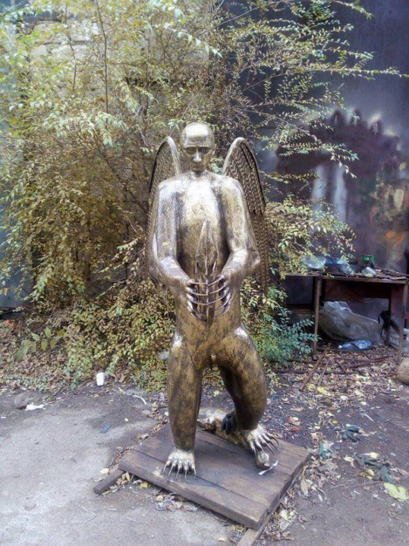 В Астрахани изготовили скульптуру Путина-медведя
