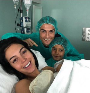 Кріштіану Роналду навідує у лікарні матір своєї доньки, модель Джорджину Родрігес. Футболіст має ще трьох дітей від різних жінок
