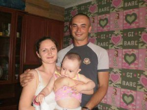 Спецпризначенець Сергій Глондар із дружиною Катериною і старшою дочкою Марією у липні 2014 року — на його 26-й день народження. Сергій приїхав у відпустку з АТО