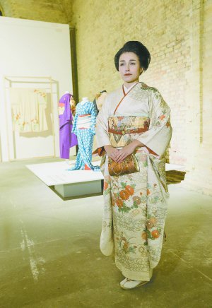 Колекціонер традиційного японського одягу Ангела ­Бетельгейзе з Києва стоїть біля манекенів у кімоно з її збірки. Їх надала для виставки ”Уявний путівник. Японія” в столичному ”Мистецькому Арсеналі”