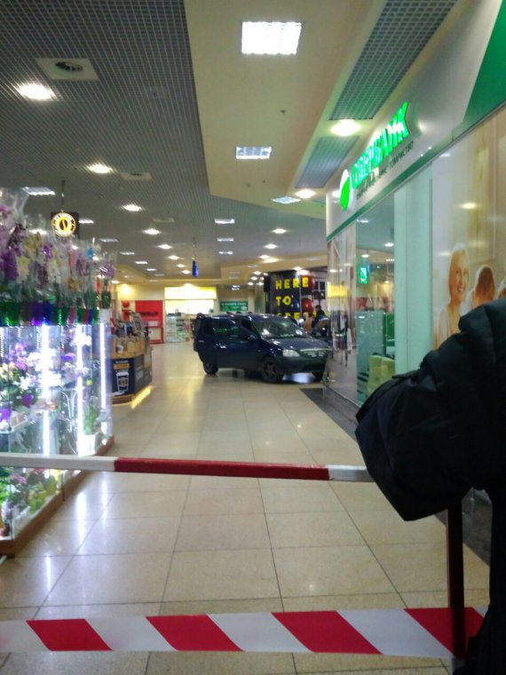 В Харькове водитель проехался по супермаркета