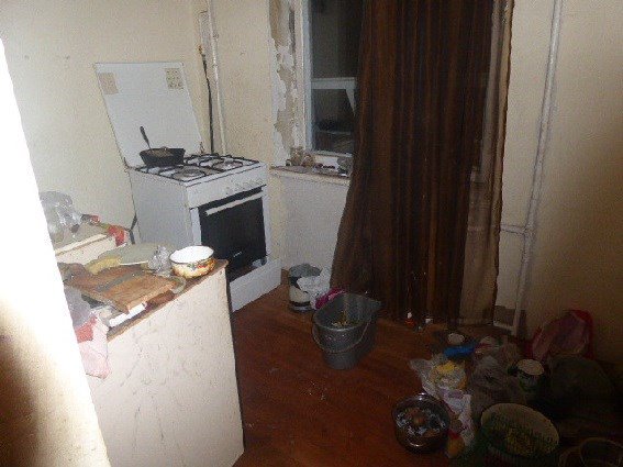В Днепровском районе правоохранители в одной из комнат на полу нашли труп женщины с признаками разложения