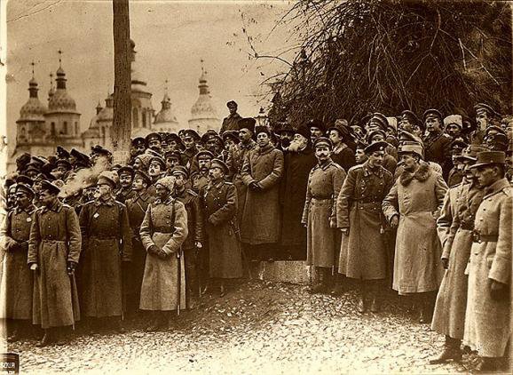 5 декабря 1917 большевистский российское правительство Ленина объявил войну УНР.
