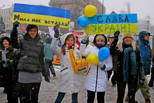 Студенты из проевропейскими лозунгами в начале Евромайдана.