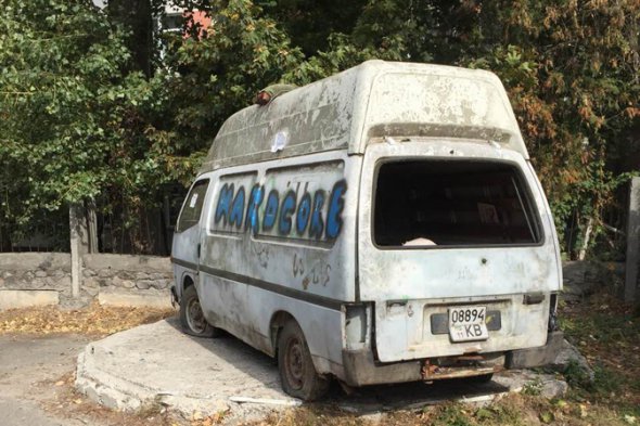 Неизвестные оставили сгоревший фургон со спущенными колесами возле детской больницы