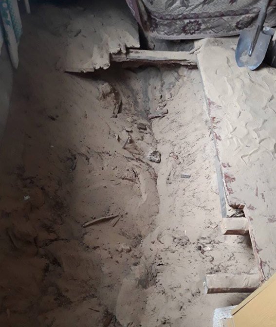 Пенсионер молотком убил родного сына, тело завернул в матрац, после закопал погибшего в песок под пол