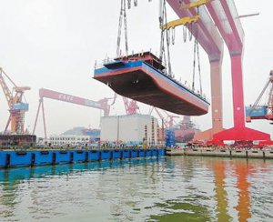 В Китае спущен на воду первое в мире грузовое судно, работает на электроэнергии.