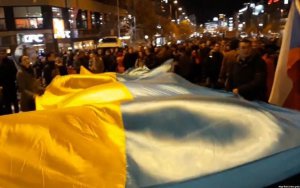 В центре Праги активисты развернули украинский флаг