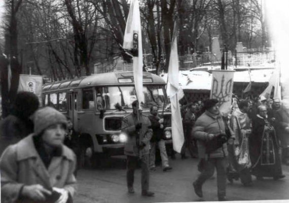 Дисидентів Василя Стуса, Юрія Литвина та Олексу Тихого перепоховали в Україні 19 листопада 1989 року.