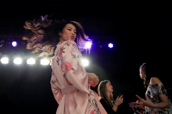 Victoria's Secret поділилсь фото з бекстейдж показу  у  Шанхаї