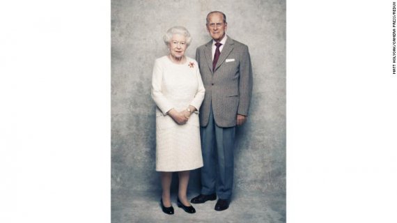 Королева Елизавета и принца Филипп отметили свою годовщину сдержанной, но милой фотосессией