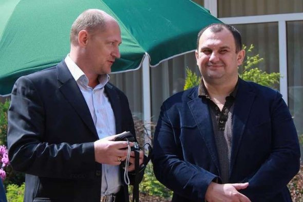 Журналіст Павло Шаройко зліва