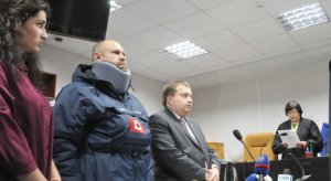 Харків’янина Геннадія Дронова (на фото — у шийному корсеті) підозрюють у причетності до автомобільної аварії, що сталася 18 жовтня в центрі міста. Тоді загинули шестеро людей