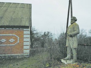 Пам’ятник Карлу Марксу простояв 45 років біля сільського клубу. Зараз його встановили на подвір’ї фермера