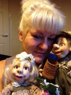 Олена Говорова показує ляльки, що почала робити в Англії. Пошила їх майже тисячу, жодна не повторюється 
