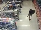 Сержант зайшов із сім’єю до аптеки, коли туди увірвались грабіжники – фото із камери відеоспостереження закладу.