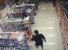 Сержант зайшов із сім’єю до аптеки, коли туди увірвались грабіжники – фото із камери відеоспостереження закладу.
