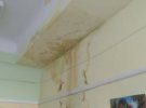 В центре Киева в доме появились трещины и завелся грибок