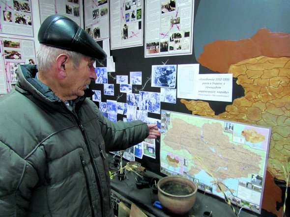 Директор Миргородського музею пам’яті жертв Голодомору 70-річний Олександр Джунь показує карту України, де зазначені концтабори для куркулів і їхніх дітей