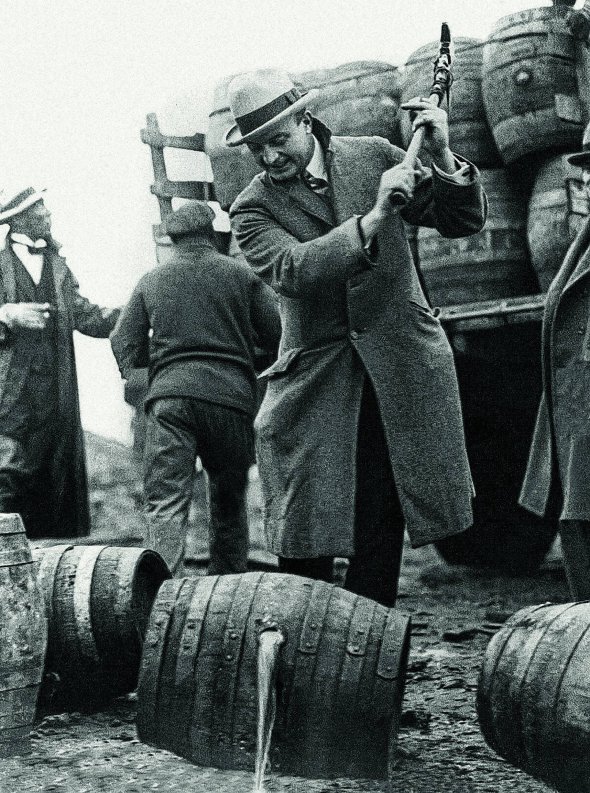 1 грудня 1924 року чиновник громадської безпеки США Смедлі Батлер у місті Філадельфія розбиває кайлом бочки пива, щоб вилити вміст у річку