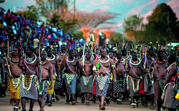 Король Свазіленду 49-річний Мсваті III (у центрі) бере участь у ході в столиці країни Мбабане під час відзначення Дня тростини – найгучнішого національного свята
